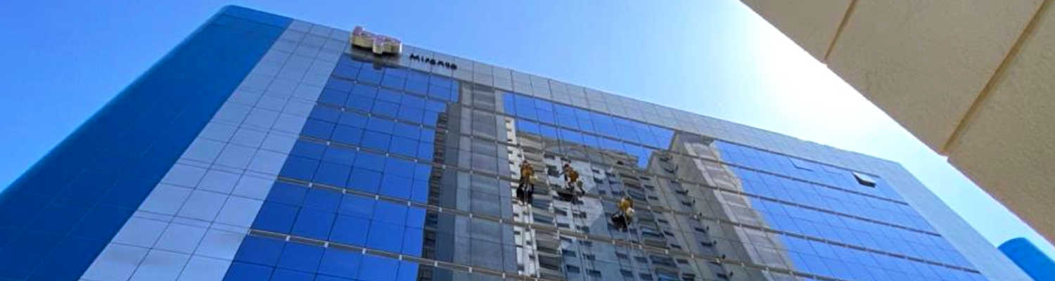 Limpeza de fachadas em pele de vidro